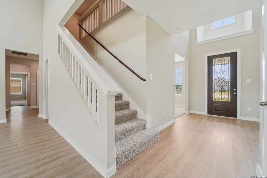 Spacious, unfurnished interior of a new home in Alamo Estates, San Antonio (Image 35).