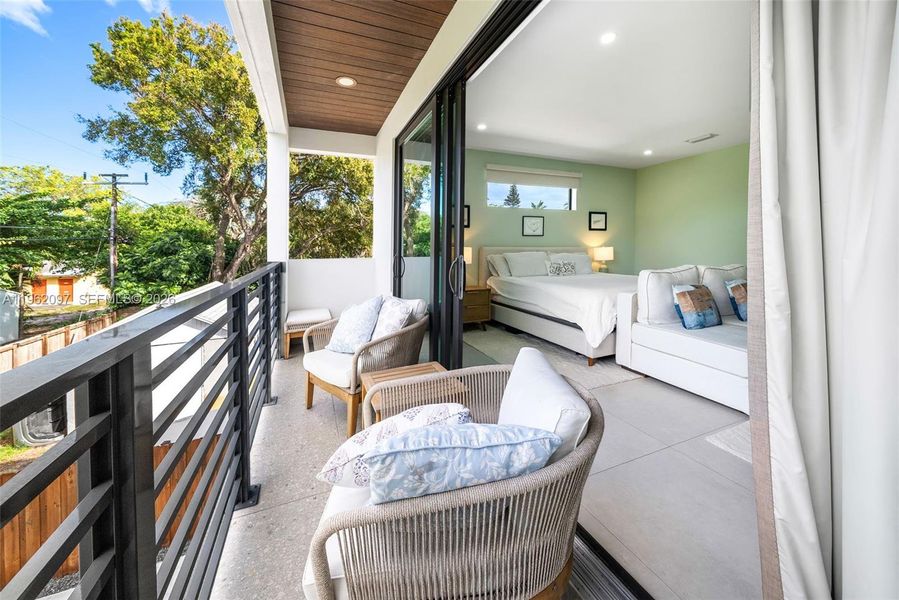 Exterior details and patio area of a home in , Fort Lauderdale (Image 4).