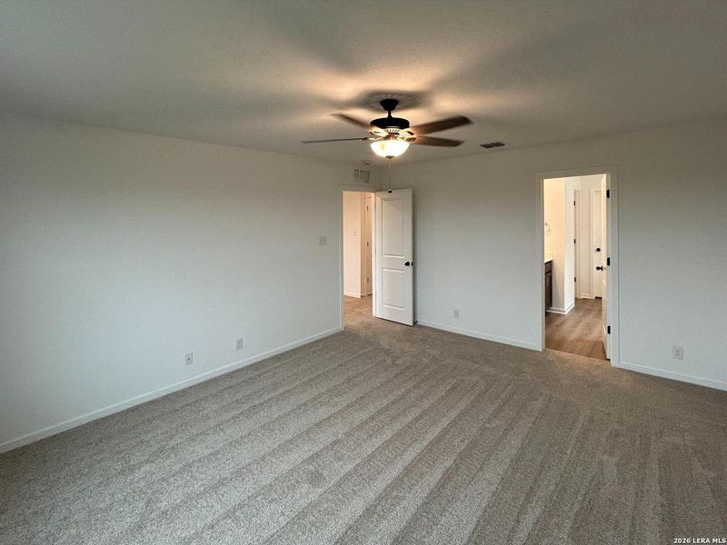 Spacious, unfurnished interior of a new home in Hennersby Hollow, San Antonio (Image 19).