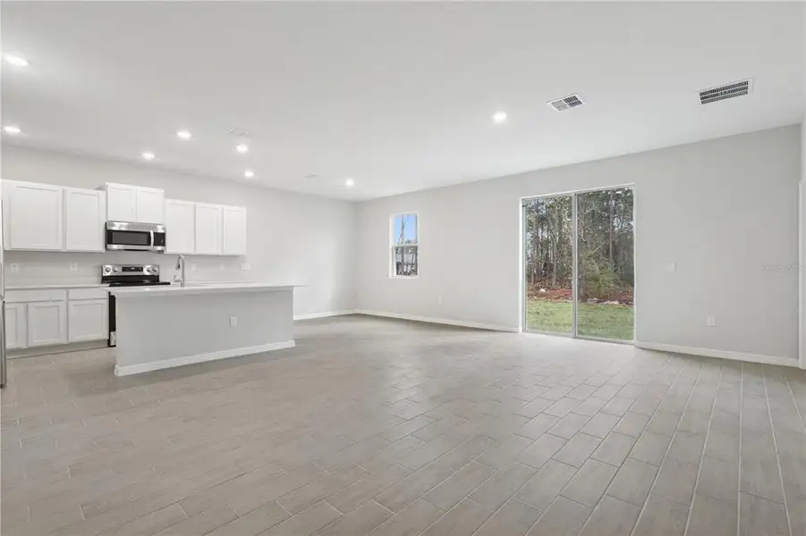 Spacious, unfurnished interior of a new home in , Ocala (Image 9).