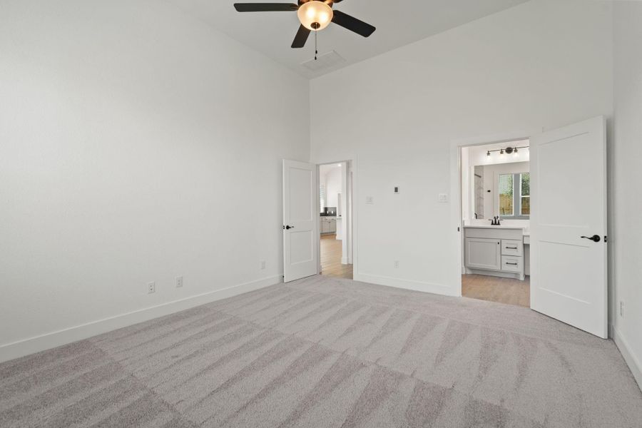 Spacious, unfurnished interior of a new home in Mulberry Farms, Santa Fe (Image 6).