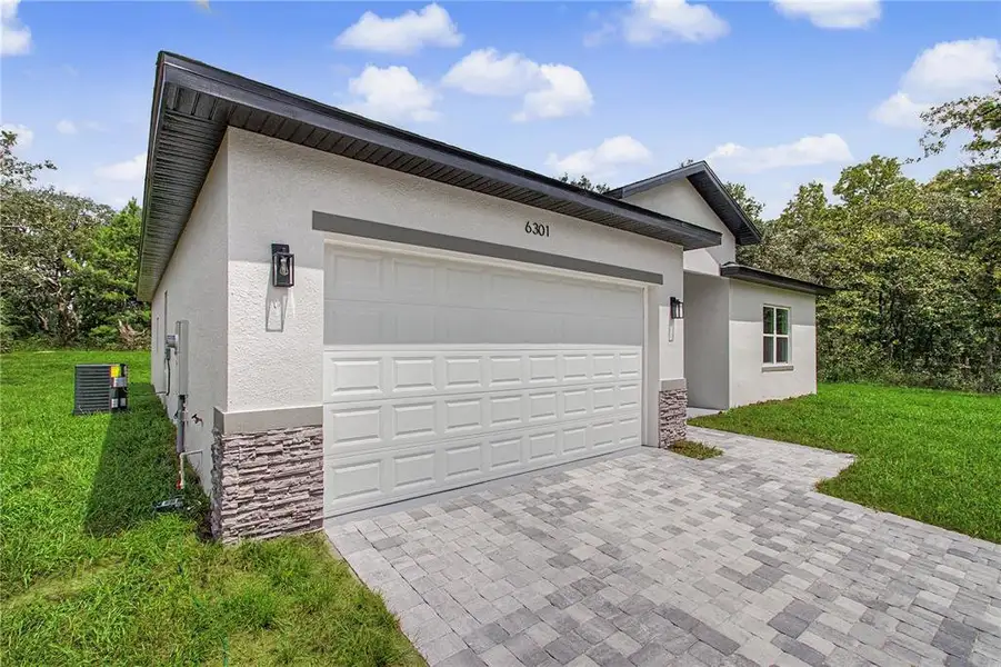 Exterior details and patio area of a home in , Ocala (Image 3).