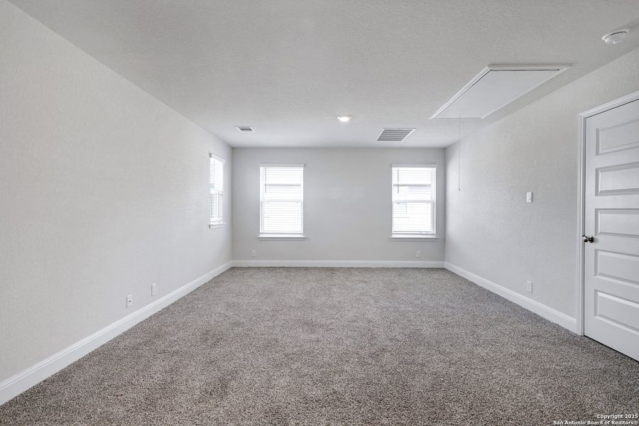 Spacious, unfurnished interior of a new home in Steele Creek, Cibolo (Image 24).