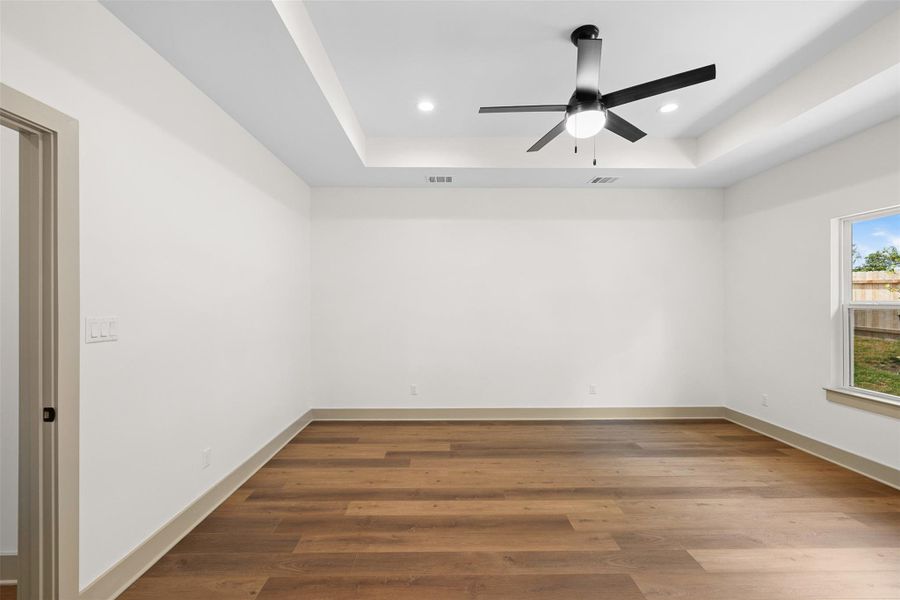 Spacious, unfurnished interior of a new home in , La Grange (Image 28).