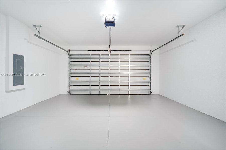 Spacious, unfurnished interior of a new home in , Port Charlotte (Image 30).