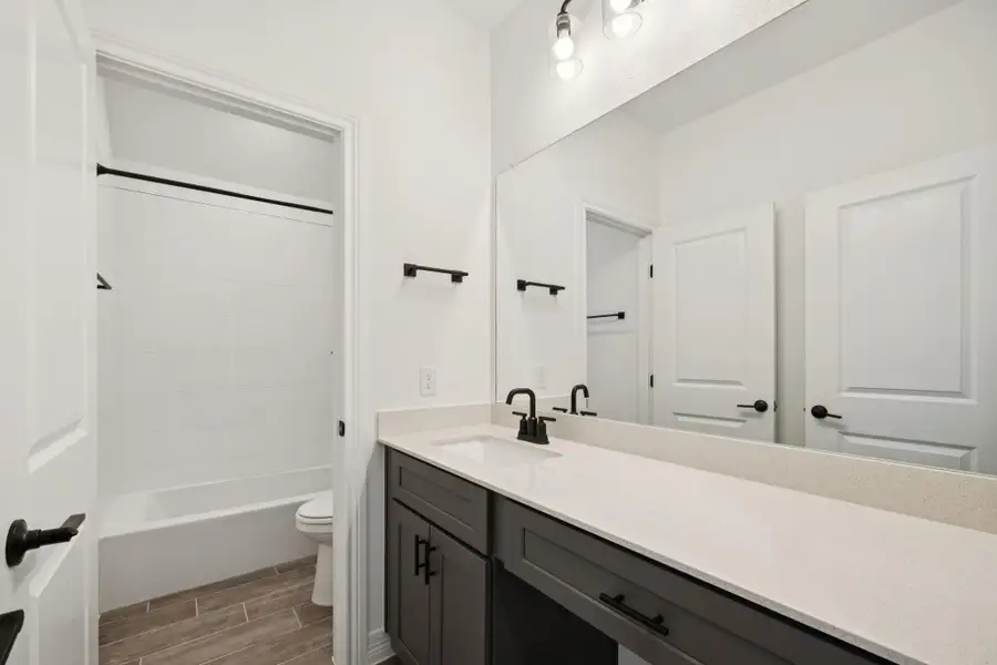 Furnished interior view inside a new home in Valencia, Manvel (Image 9).