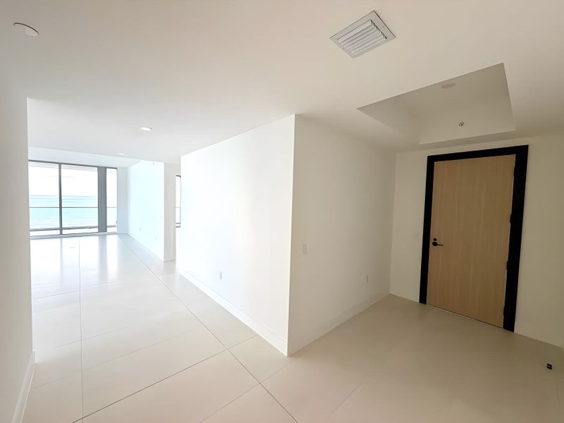 Spacious, unfurnished interior of a new home in , Fort Lauderdale (Image 19).
