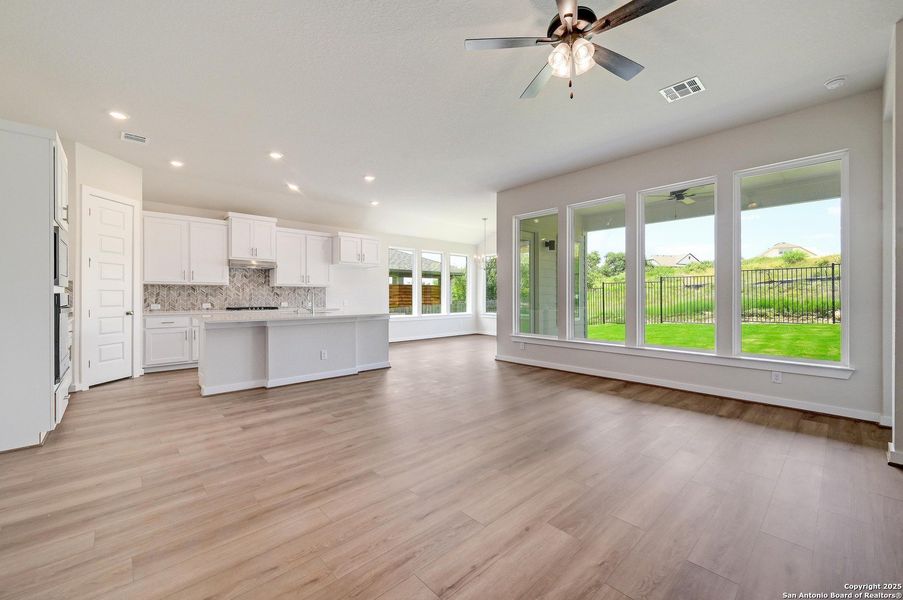 Spacious, unfurnished interior of a new home in Meyer Ranch, New Braunfels (Image 17).