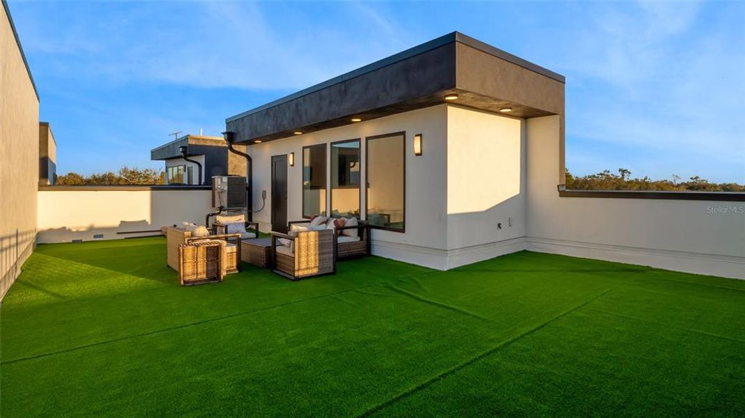 Exterior details and patio area of a home in , St. Petersburg (Image 25).
