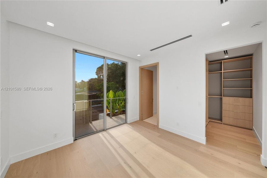 Spacious, unfurnished interior of a new home in , Miami (Image 22).