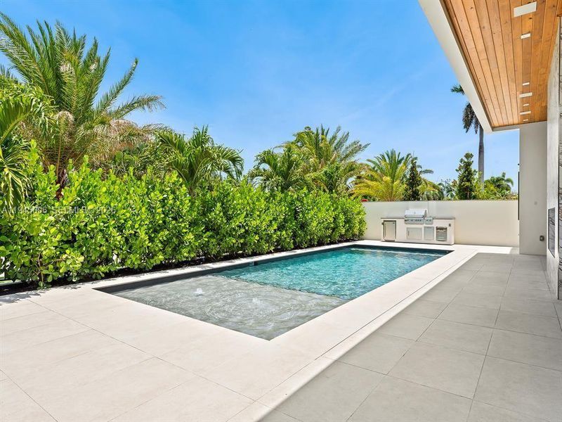 Exterior details and patio area of a home in , Fort Lauderdale (Image 25).
