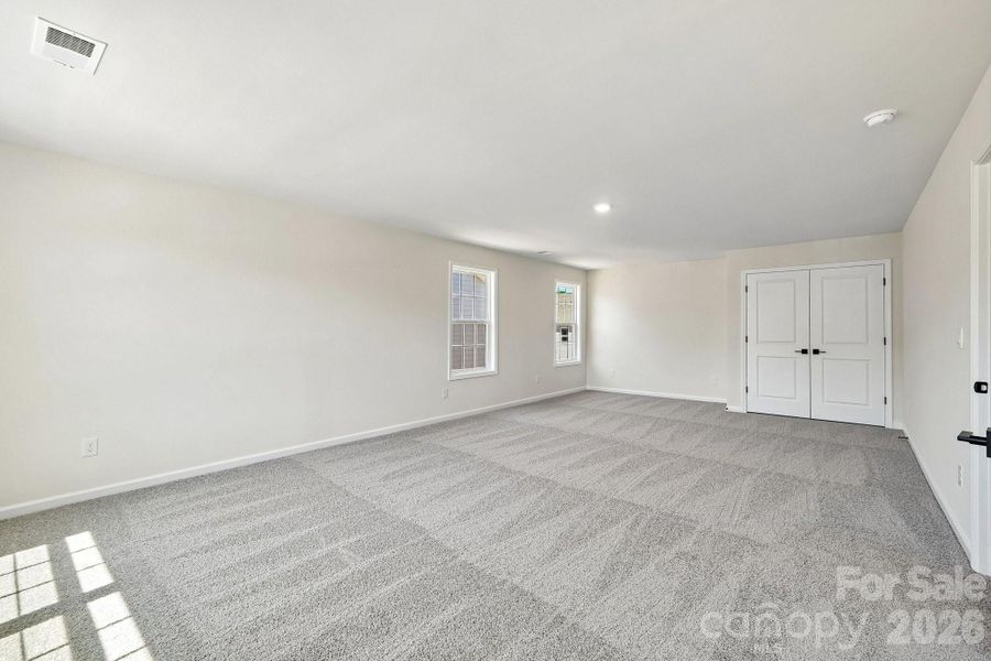 Spacious, unfurnished interior of a new home in Sylvan Creek, Denver (Image 22).