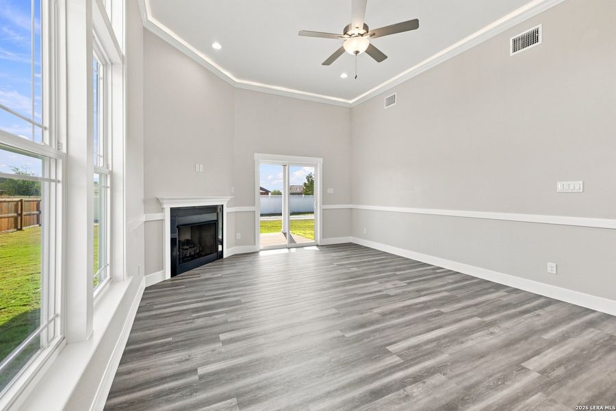 Spacious, unfurnished interior of a new home in Las Palomas Country Club Estates, La Vernia (Image 36).