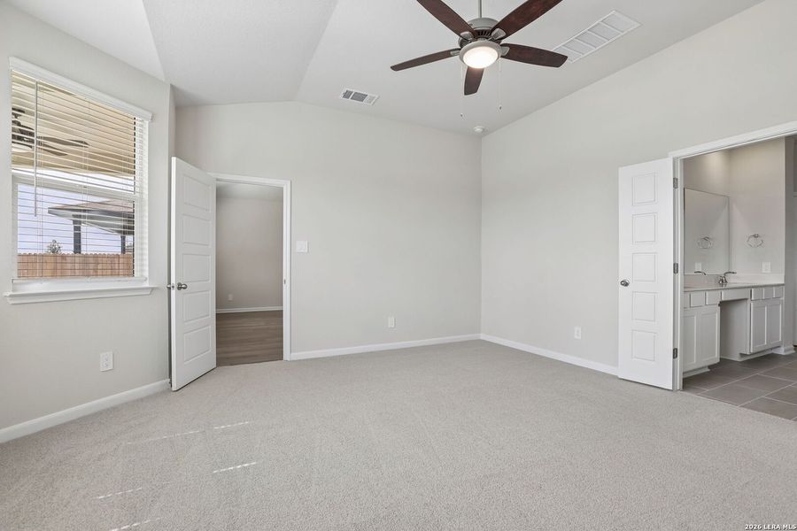 Spacious, unfurnished interior of a new home in Thomas Pond, San Antonio (Image 46).