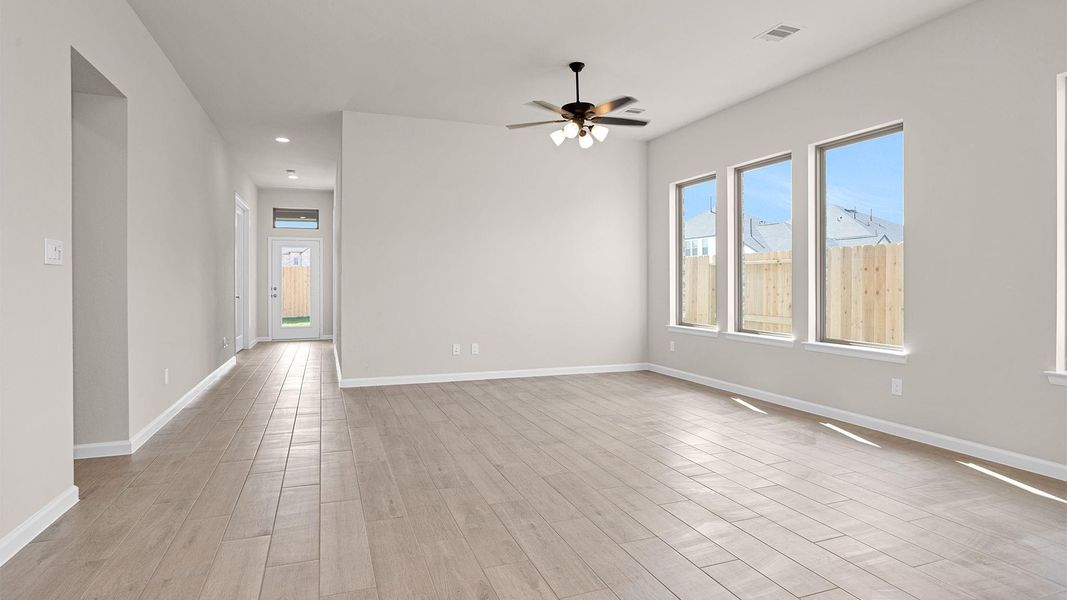 Spacious, unfurnished interior of a new home in Candela South 40', Richmond (Image 14).