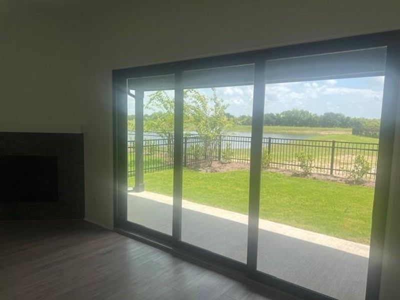 Spacious, unfurnished interior of a new home in Valencia, Manvel (Image 6).