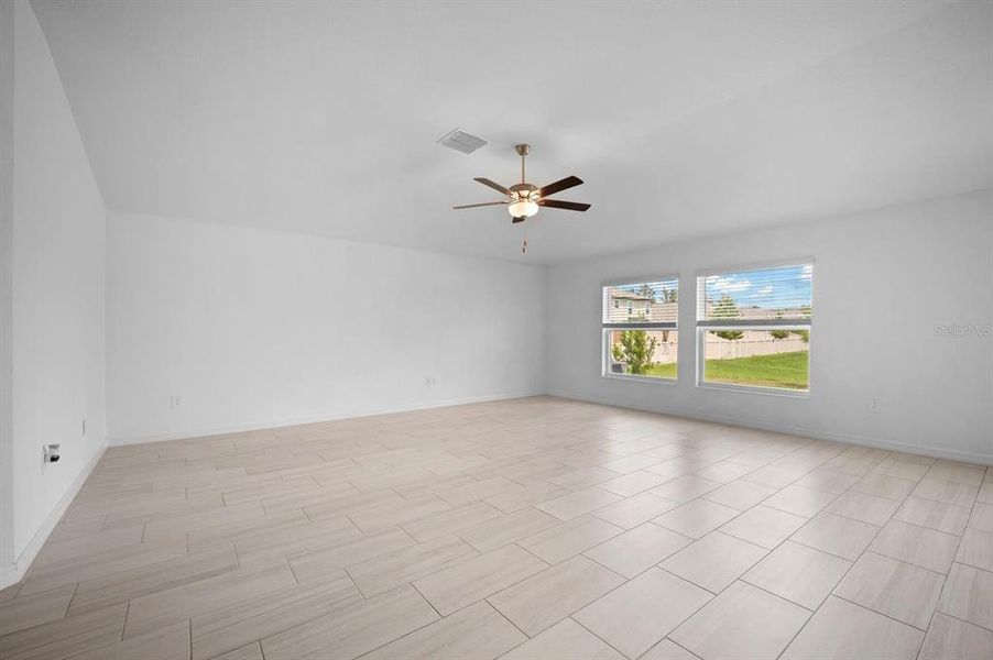 Spacious, unfurnished interior of a new home in North Park Isle, Plant City (Image 16).