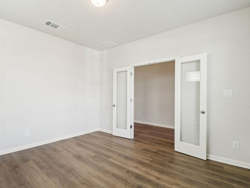 Spacious, unfurnished interior of a new home in Fox Falls, Boerne (Image 22).