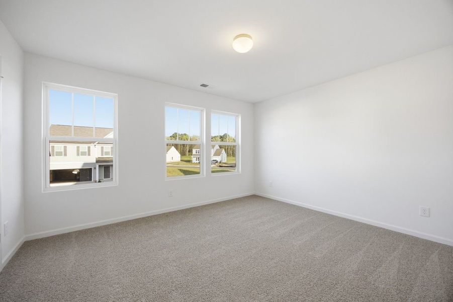 Spacious, unfurnished interior of a new home in Reeves Crossing, St. George (Image 9).