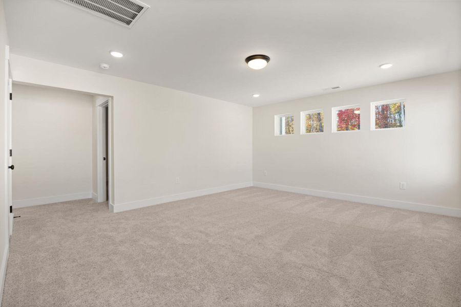 Spacious, unfurnished interior of a new home in Harbor Crossing, Greensboro (Image 34).