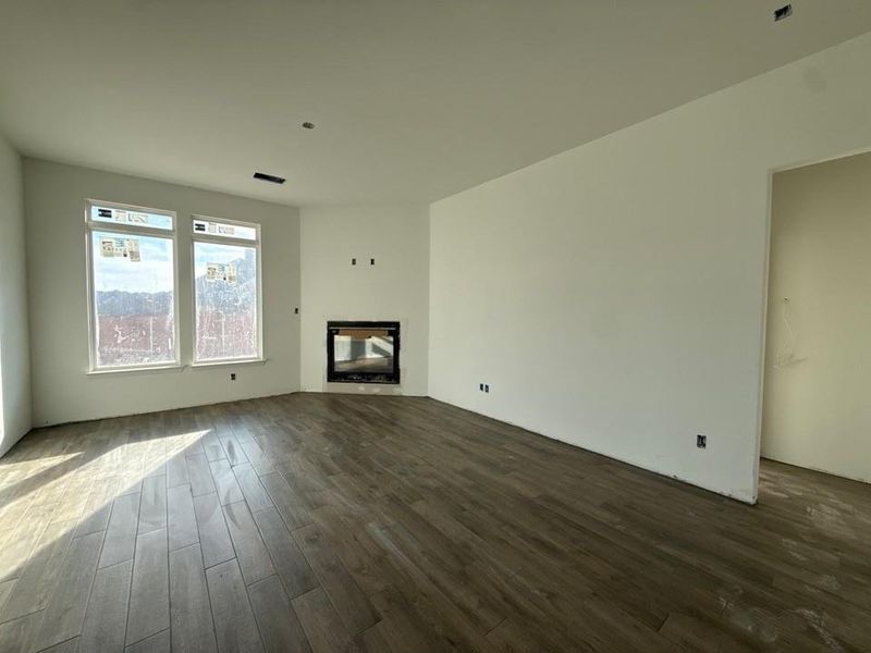 Spacious, unfurnished interior of a new home in Morningstar, Aledo (Image 5).