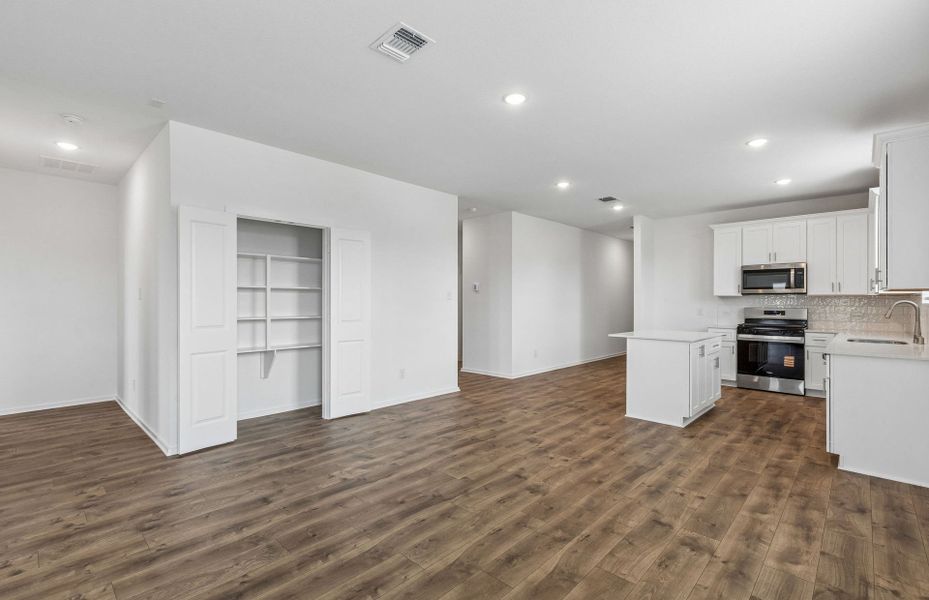 Spacious, unfurnished interior of a new home in Stokesbury, Waller (Image 6).
