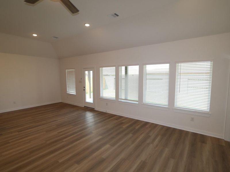 Spacious, unfurnished interior of a new home in Miller's Pond, Rosenberg (Image 13).