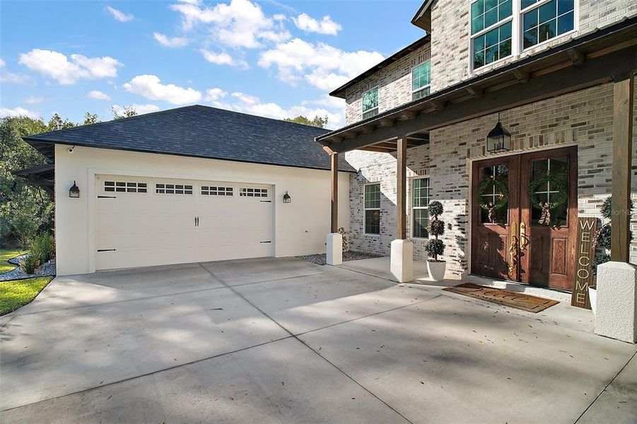Exterior details and patio area of a home in , Deland (Image 4).