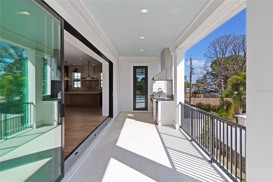 Exterior details and patio area of a home in , St. Petersburg (Image 28).