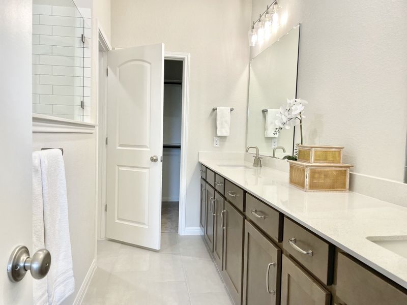 Representative furnished interior of a home built from the Blake by Ashton Woods in Rolling Glen, Hutto (Image 40).