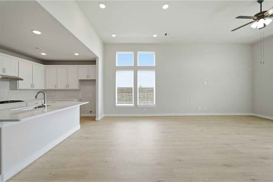 Spacious, unfurnished interior of a new home in Sunterra Lakes, Brookshire (Image 25). Spacious, unfurnished interior of a new home in Sunterra Lakes, Brookshire (Image 25).