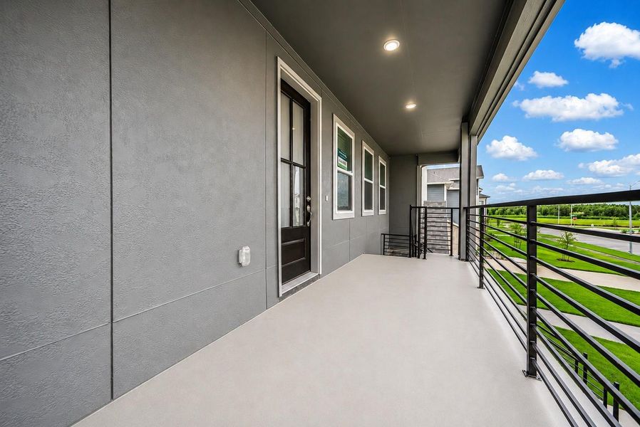 Residents enjoy an outdoor amphitheater, two dog parks, & convenient access to shopping, dining, entertainment, and major highways, with an easy commute to Downtown Houston, Bush IAH, & surrounding employment centers. Humble ISD.