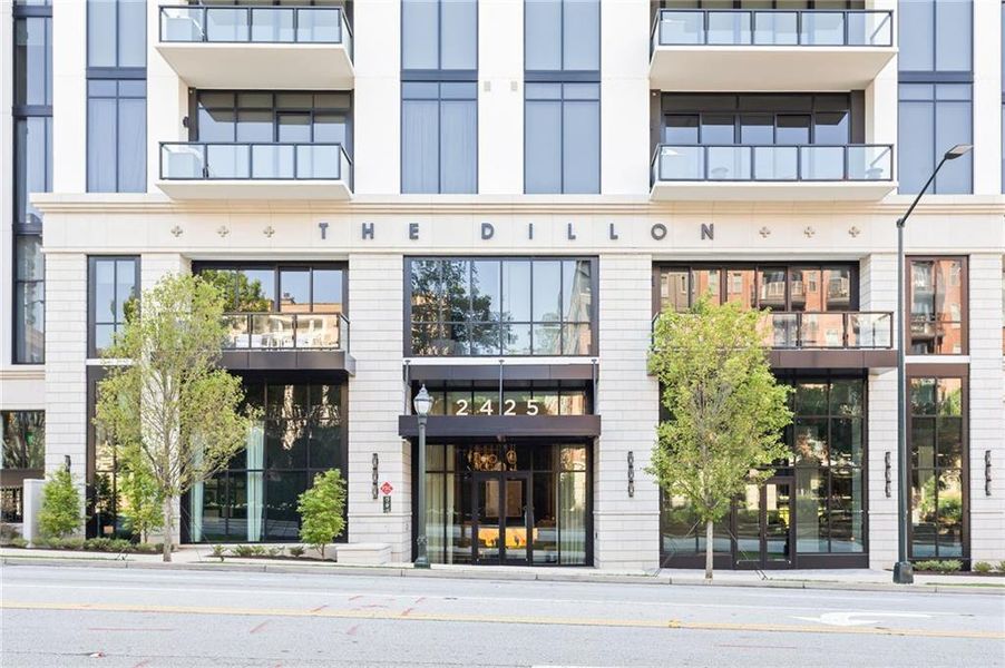 Condo located in Atlanta, GA showcasing its design and architecture (Image 23).