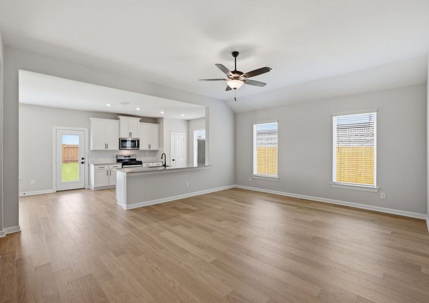 Oak - TX | Family Room – Open to Kitchen