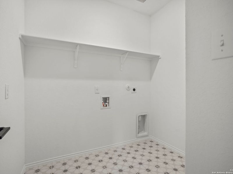 Spacious, unfurnished interior of a new home in Comanche Ridge, San Antonio (Image 30).