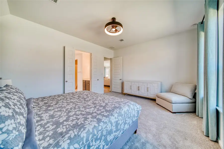 Furnished interior view inside a new home in Meridiana 40'/45', Manvel (Image 20).