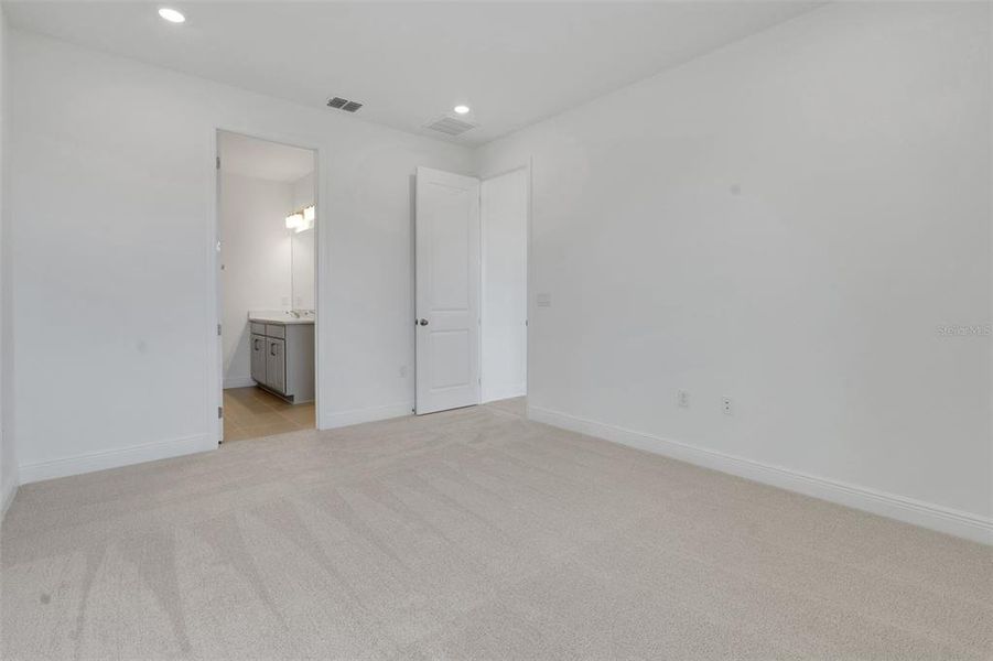 Spacious, unfurnished interior of a new home in Reserve at Hammock Oaks, Lady Lake (Image 30).