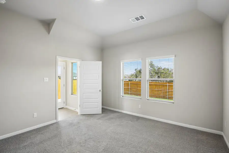 Spacious, unfurnished interior of a new home in Trinity Ranch, Elgin (Image 24).
