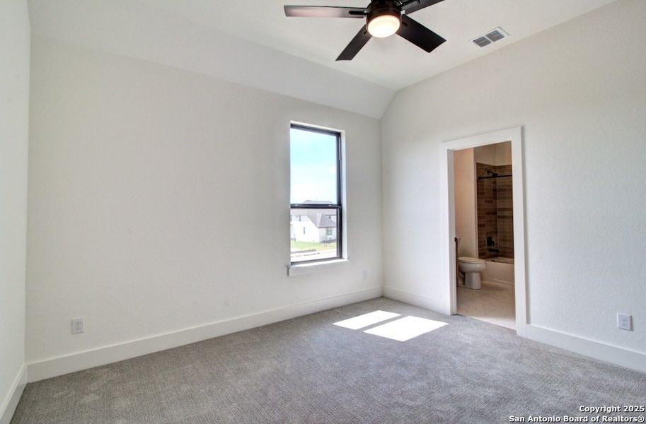 Spacious, unfurnished interior of a new home in Verandas at the Rim, San Antonio (Image 23).