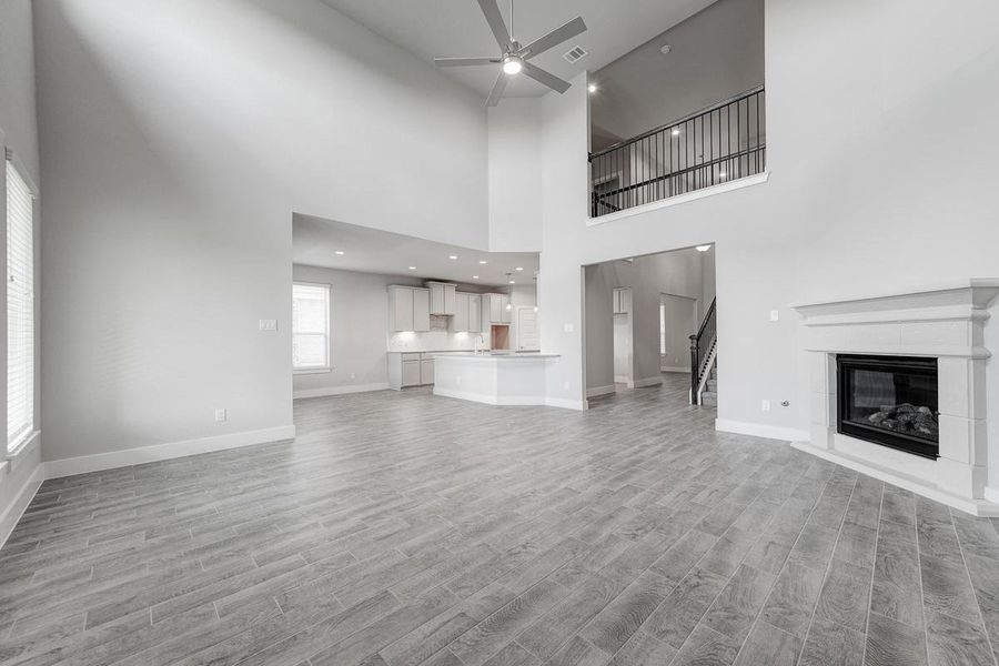 Spacious, unfurnished interior of a new home in Barton Creek Ranch, Conroe (Image 3).