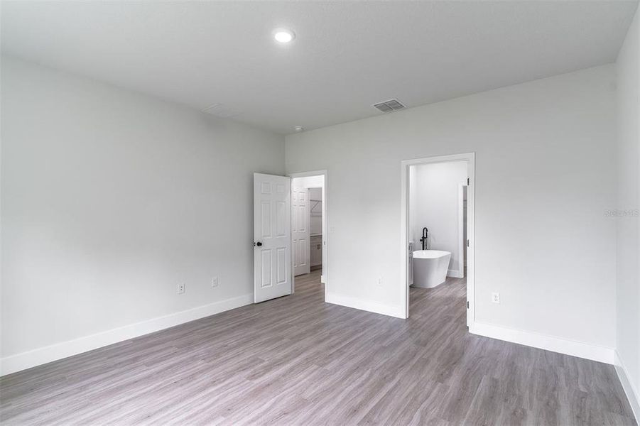 Spacious, unfurnished interior of a new home in , Palm Bay (Image 20).