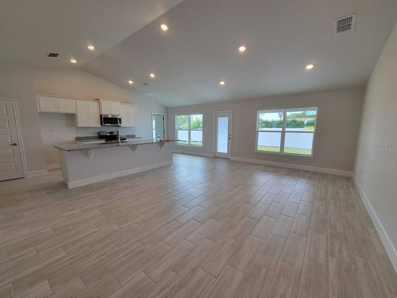 Spacious, unfurnished interior of a new home in Marion Oaks, Ocala (Image 6).