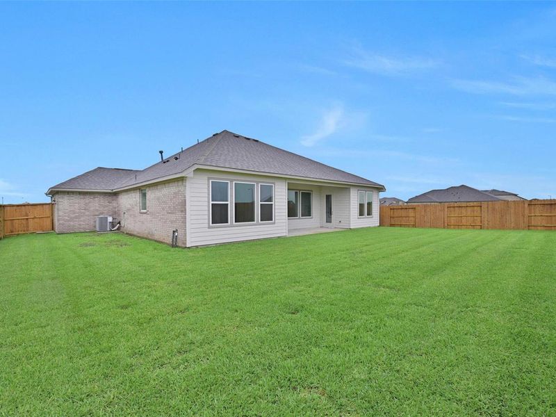 Exterior details and patio area of a home in Lago Mar, Texas City (Image 24).