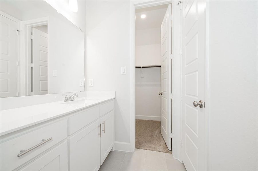 Furnished interior view inside a new home in Ventana 70', Fort Worth (Image 9).