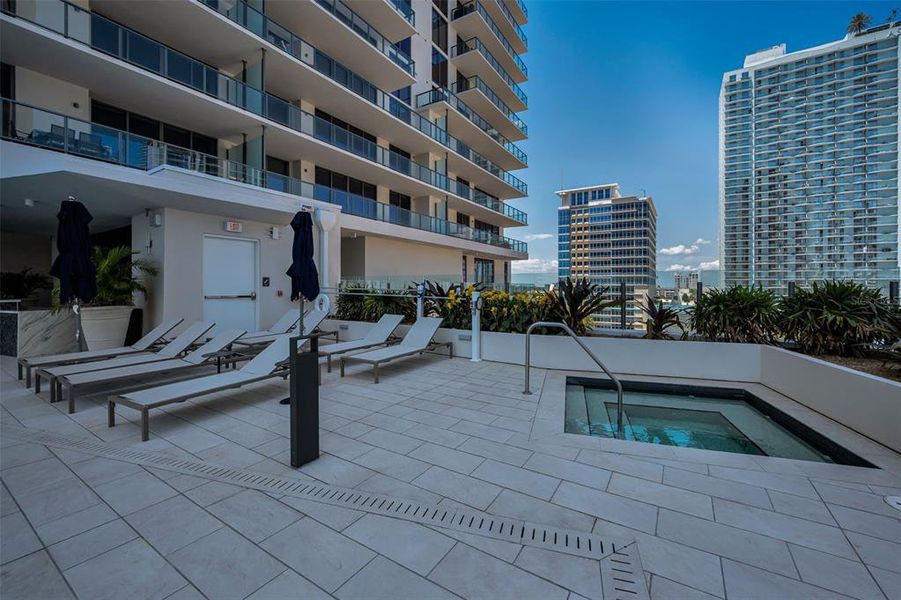 Condo located in St. Petersburg, FL showcasing its design and architecture (Image 29).