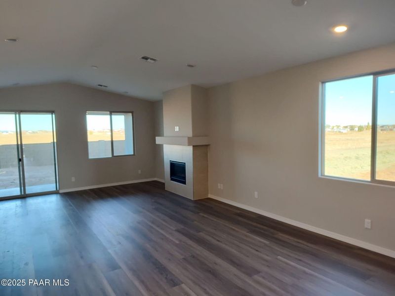Spacious, unfurnished interior of a new home in North Ridge at Pronghorn Ranch, Prescott Valley (Image 8).