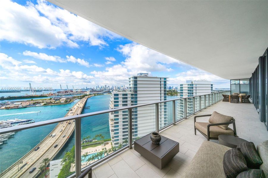Condo located in Miami Beach, FL showcasing its design and architecture (Image 3).