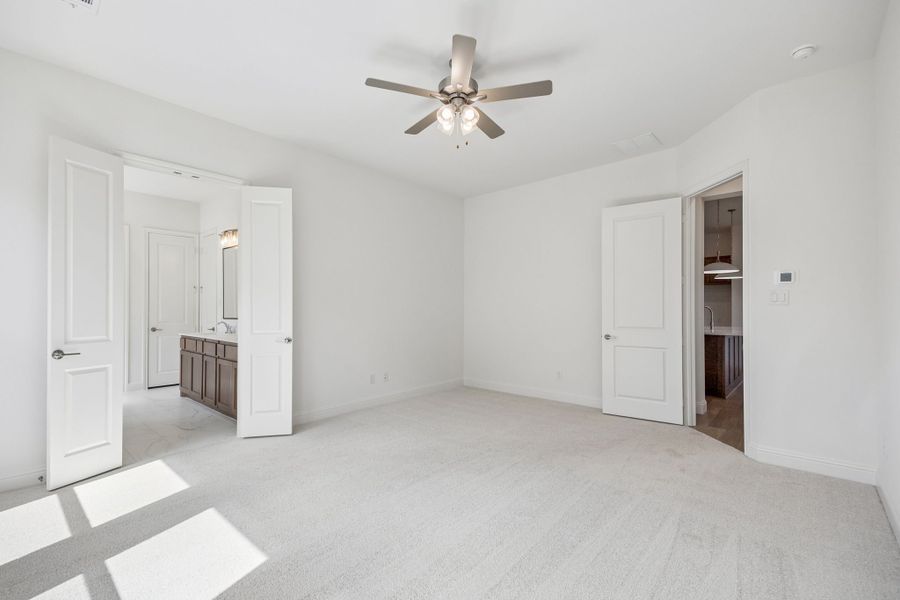 Spacious, unfurnished interior of a new home in Sheppard's Place, Waxahachie (Image 24).