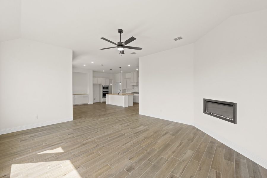 Spacious, unfurnished interior of a new home in Abe's Landing, Granbury (Image 16). Spacious, unfurnished interior of a new home in Abe's Landing, Granbury (Image 16).