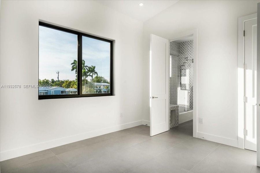 Spacious, unfurnished interior of a new home in , Marathon (Image 68).